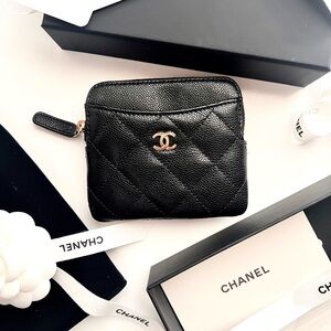🔥 CHANEL Caviar Quilted Zip Card Holder
Wallet in Black with gold hardware